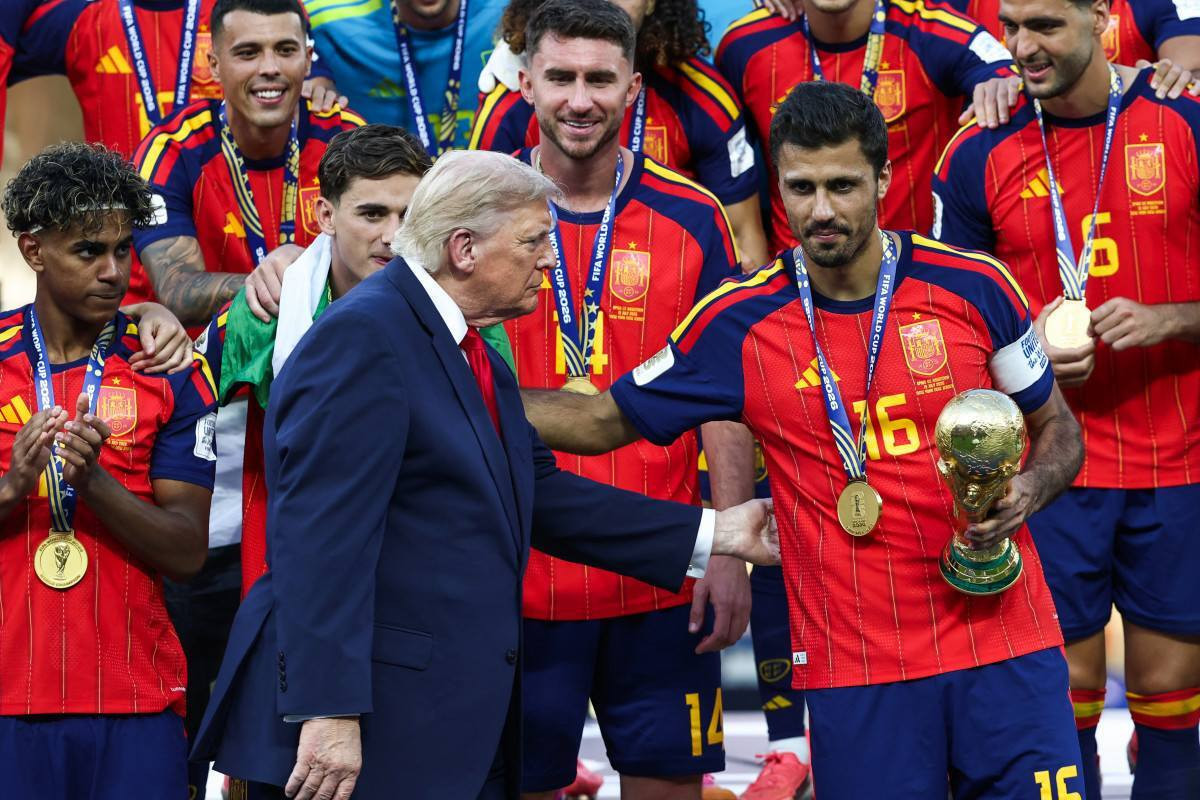 O meio-campista espanhol Rodri recebe o troféu do presidente dos EUA, Donald Trump, após vencer a Copa do Mundo de 2026/FRANCK FIFE/AFP