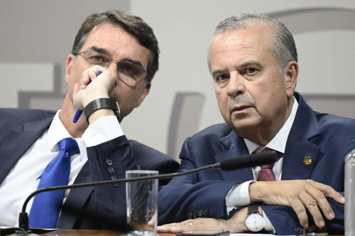 Flávio Bolsonaro e o senador Rogério Marinho (PL-RN), coordenador da pré-campanha do presidenciável/Andressa Anholete/Agência Senado