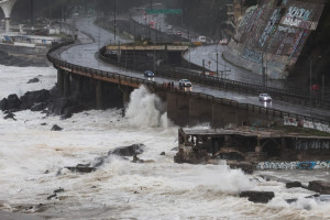 Ondas fortes castigam a costa de Vi&ntilde;a del Mar, na regi&atilde;o de Valpara&iacute;so, no Chile