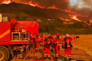 Bombeiros combatem grande inc&ecirc;ndio florestal em uma &aacute;rea pouco povoada na Espanha