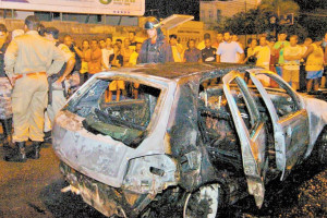 Carro roubado pelos suspeitos pegou fogo durante persegui&ccedil;&atilde;o.