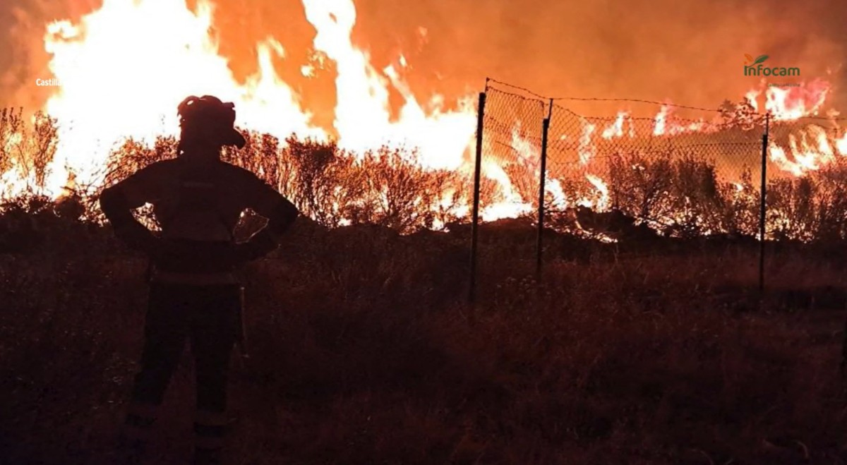 Incêndio começou em 16 de julho em uma área montanhosa arborizada, próxima ao povoado de La Mierla, no Norte de Madri/Handout/Infocam/AFP