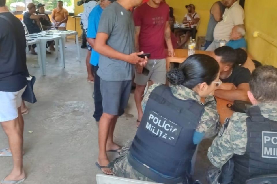 A ação resultou na apreensão de 50 galos/Divulgação/PMPE