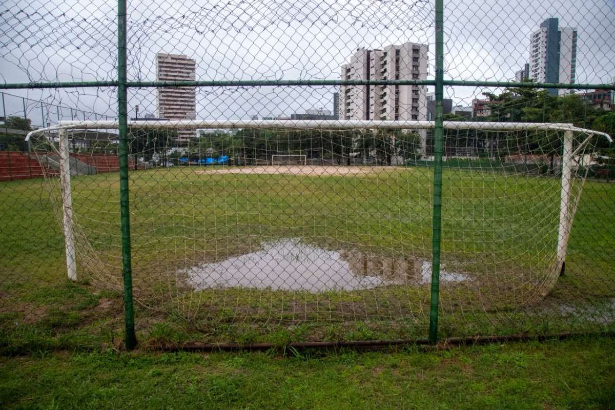 Usuários criticam situação de banheiros, campo, quadra e mobiliários do Parque Santana (Karol Rodrigues/DP Foto)