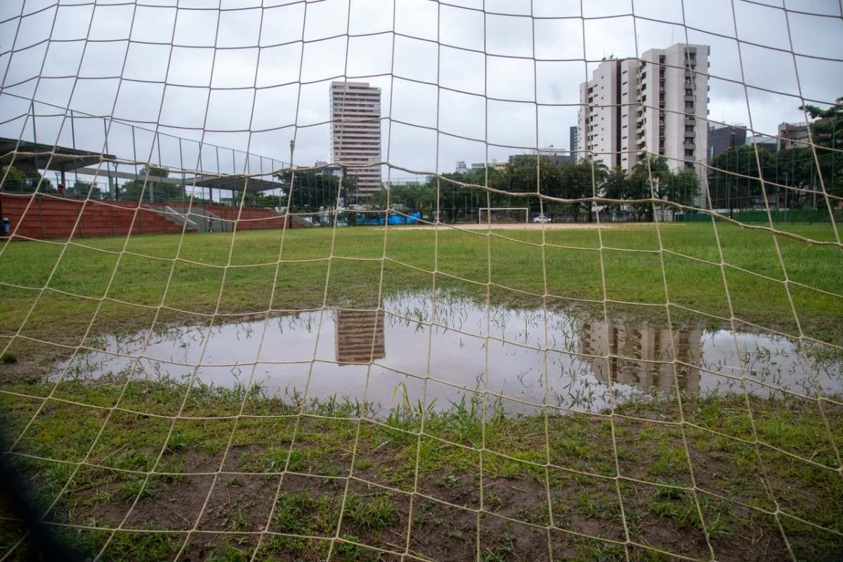 Usuários criticam situação de banheiros, campo, quadra e mobiliários do Parque Santana (Karol Rodrigues/DP Foto)
