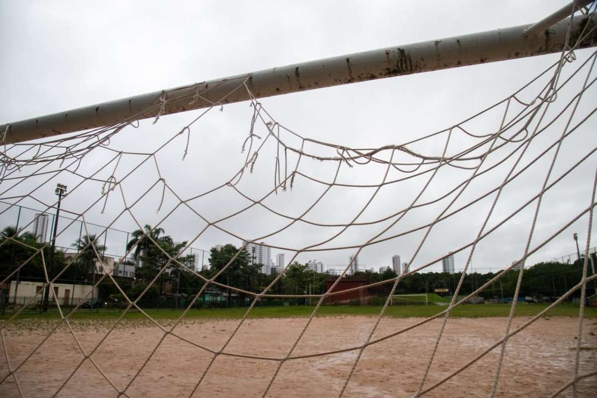 Usuários criticam situação de banheiros, campo, quadra e mobiliários do Parque Santana (Karol Rodrigues/DP Foto)