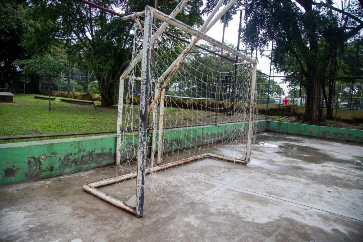 Usuários criticam situação de banheiros, campo, quadra e mobiliários do Parque Santana (Karol Rodrigues/DP Foto)