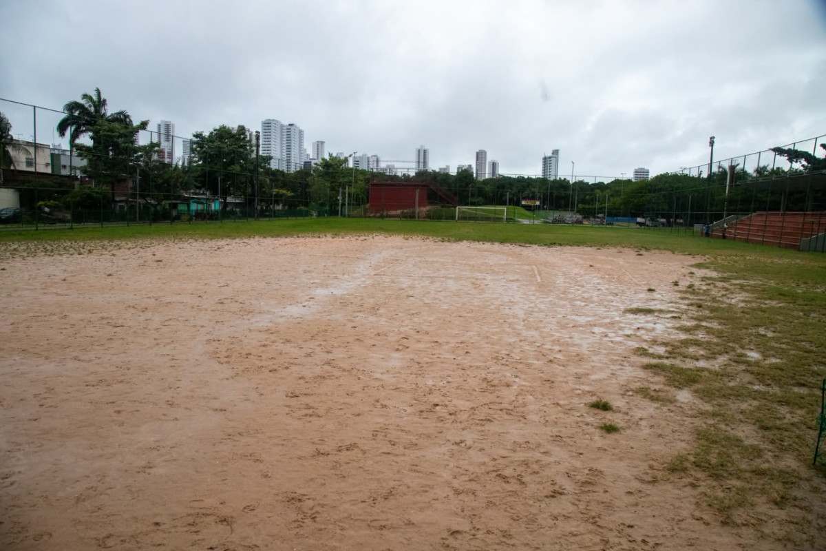 Usuários criticam situação de banheiros, campo, quadra e mobiliários do Parque Santana (Karol Rodrigues/DP Foto)