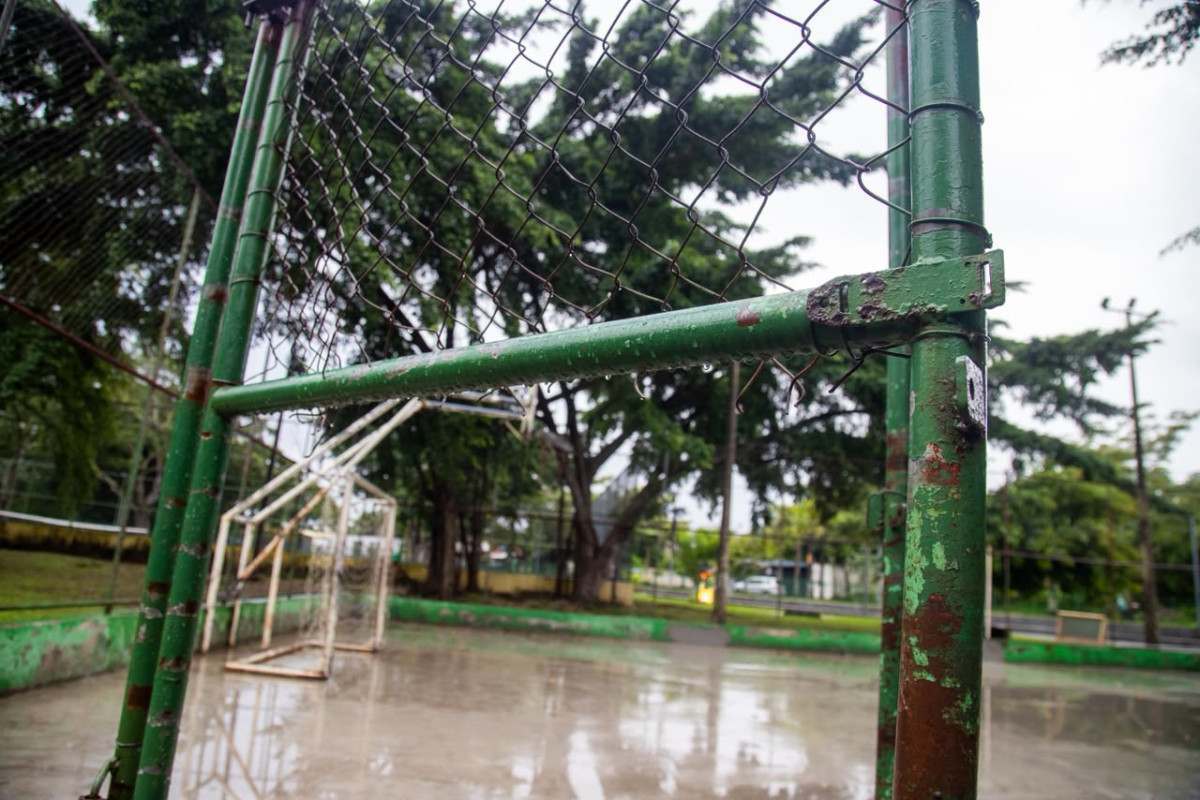 Usuários criticam situação de banheiros, campo, quadra e mobiliários do Parque Santana (Karol Rodrigues/DP Foto)