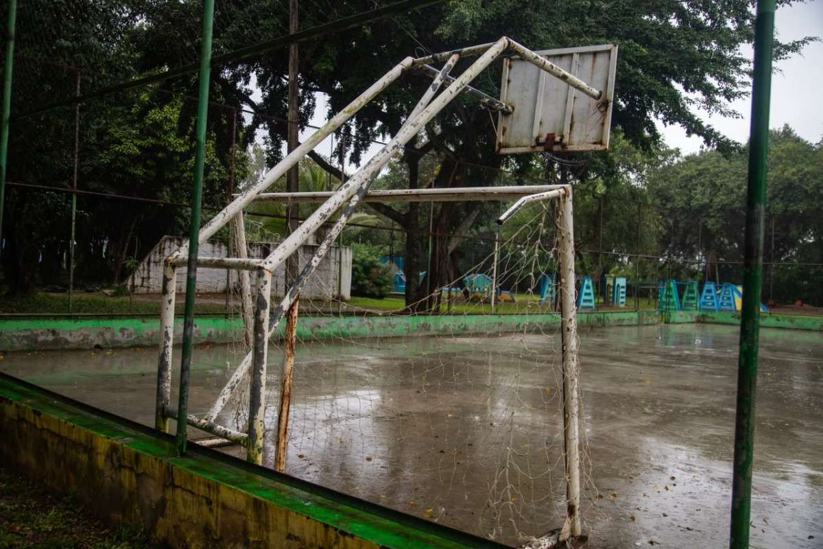Usuários criticam situação de banheiros, campo, quadra e mobiliários do Parque Santana (Karol Rodrigues/DP Foto)