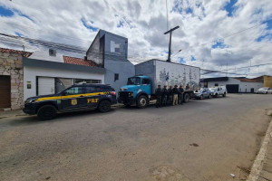 Dupla &eacute; detida com caminh&atilde;o roubado na BR 232, em Cust&oacute;dia