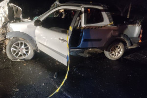 Colis&atilde;o envolvendo tr&ecirc;s ve&iacute;culos deixa um morto e tr&ecirc;s feridos na BR-408, na Zona da Mata