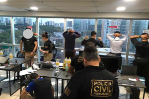Treze pessoas s&atilde;o presas em escrit&oacute;rio suspeito de aplicar golpes com investimentos em ativos virtuais