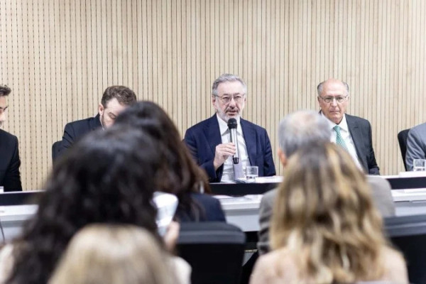 Para manter o debate apenas no campo comercial, o ministro M&aacute;rcio Rosa, do Mdic, coordena as rodadas de neg&oacute;cios com empres&aacute;rios locais