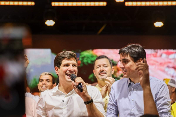 Carlos Costa (à direita) foi oficializado como vice na chapa de João Campos