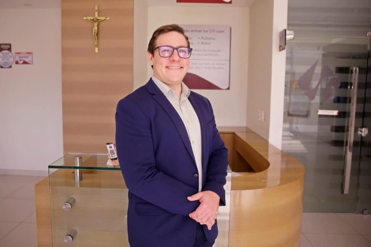 Rafael Walfrido, médico intensivista do Hospital Jayme da Fonte, reforça os cuidados necessários durante visitas a pacientes internados em leitos de UTI
/Maurício Ferry/DP Foto