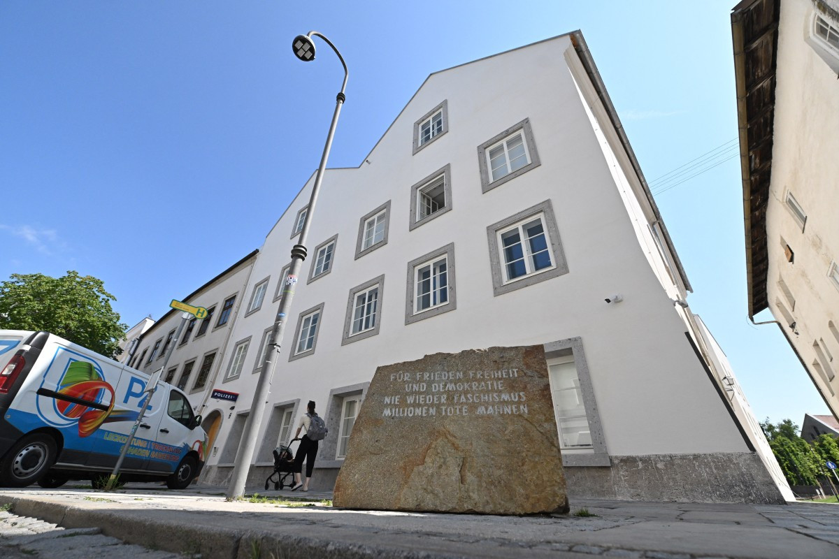 Pedra memorial com a inscrição 