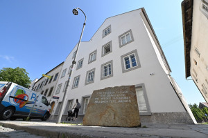 Pedra memorial com a inscri&ccedil;&atilde;o "Pela Paz, Liberdade e Democracia &ndash; Nunca Mais Fascismo &ndash; Milh&otilde;es de Mortos Alertam" permanece na casa onde Hitler nasceu