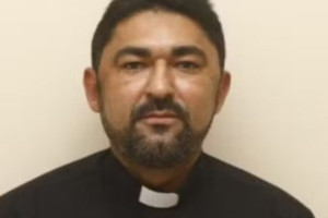 Padre Mois&eacute;s Bernardo da Silva foi espancado e segue internado