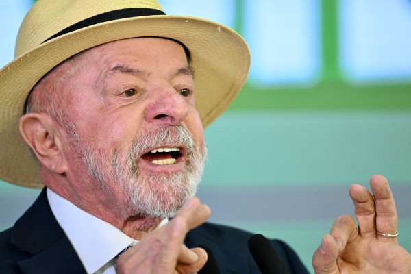 Lula discursa durante a assinatura da lei que cria linha de cr&eacute;dito para empresas afetadas pelas novas tarifas