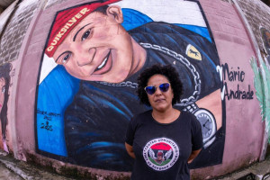 Joelma Andrade em frente a grafitagem em homenagem ao seu filho