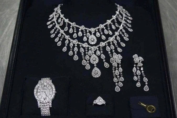 Investigação inclui um conjunto de itens femininos cravejados de diamantes, avaliado em R$ 4,15 milhões, presenteado pelo governo saudita/Miguel Schincariol/AFP