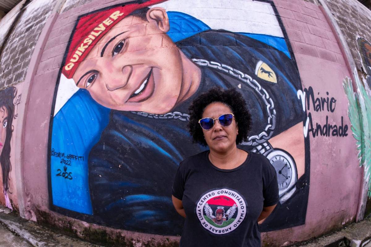 Joelma Andrade em frente a grafitagem em homenagem ao seu filho/Foto: Rafael Vieira/DP Foto