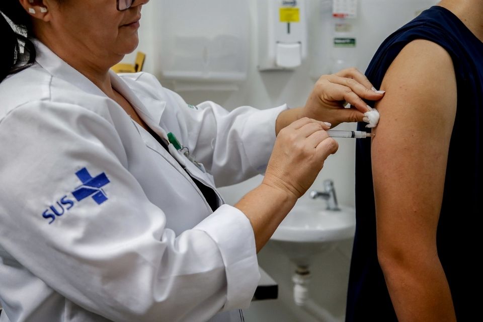 Pernambuco teve redução de 2,78% no número de enfermeiros, técnicos e auxiliares de enfermagem envolvidos diretamente na vacinação infantil, segundo TCE-PE/Foto: Paulo Pinto/Agência Brasil