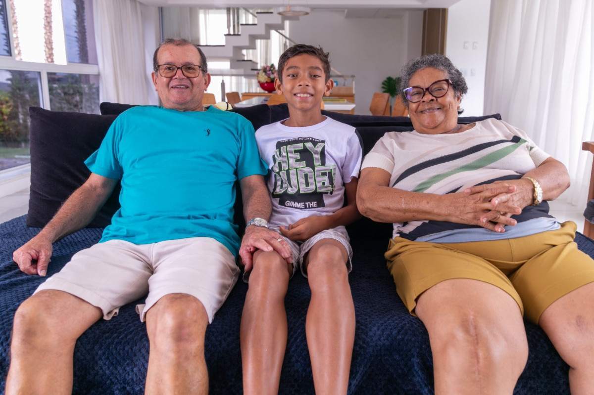 Avós Aluísio e Maria com o neto, Andrey (Foto: Rafael Vieira/DP Foto)