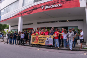 Clientes e banc&aacute;rios protestam contra fechamento de ag&ecirc;ncia do Bradesco em Casa Amarela