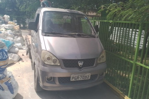 Carro apreendido durante operação contra descarte irregular de lixo (Foto: Prefeitura do recife/Divulgação)