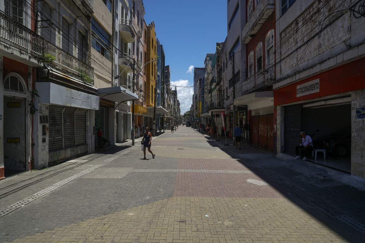 Centro do Recife convive com prédios abandonados, enquanto gestão municipal aplica medidas para incentivar movimentação e revitalização do local/Foto: Rafael Vieira/DP Foto
