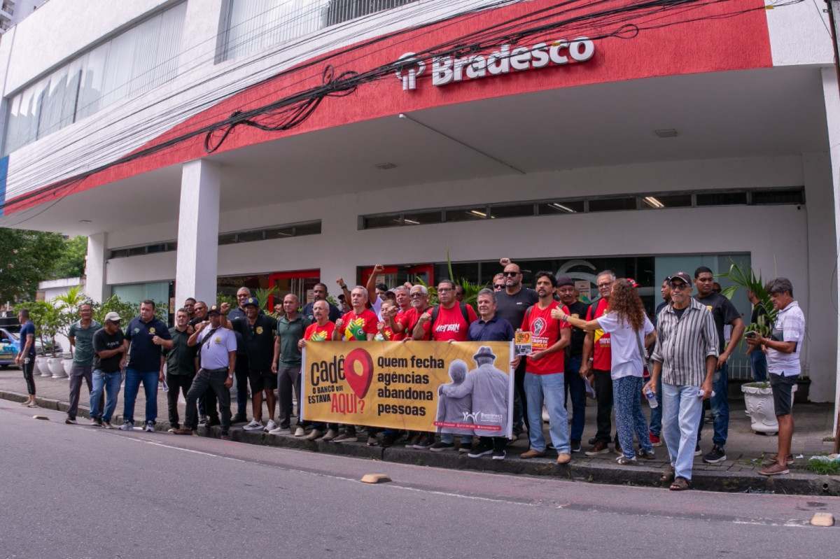 Moradores e trabalhadores protestam contra fechamento de agência do Bradesco em Casa Amarela
/Foto: Rafael Vieira/DP
