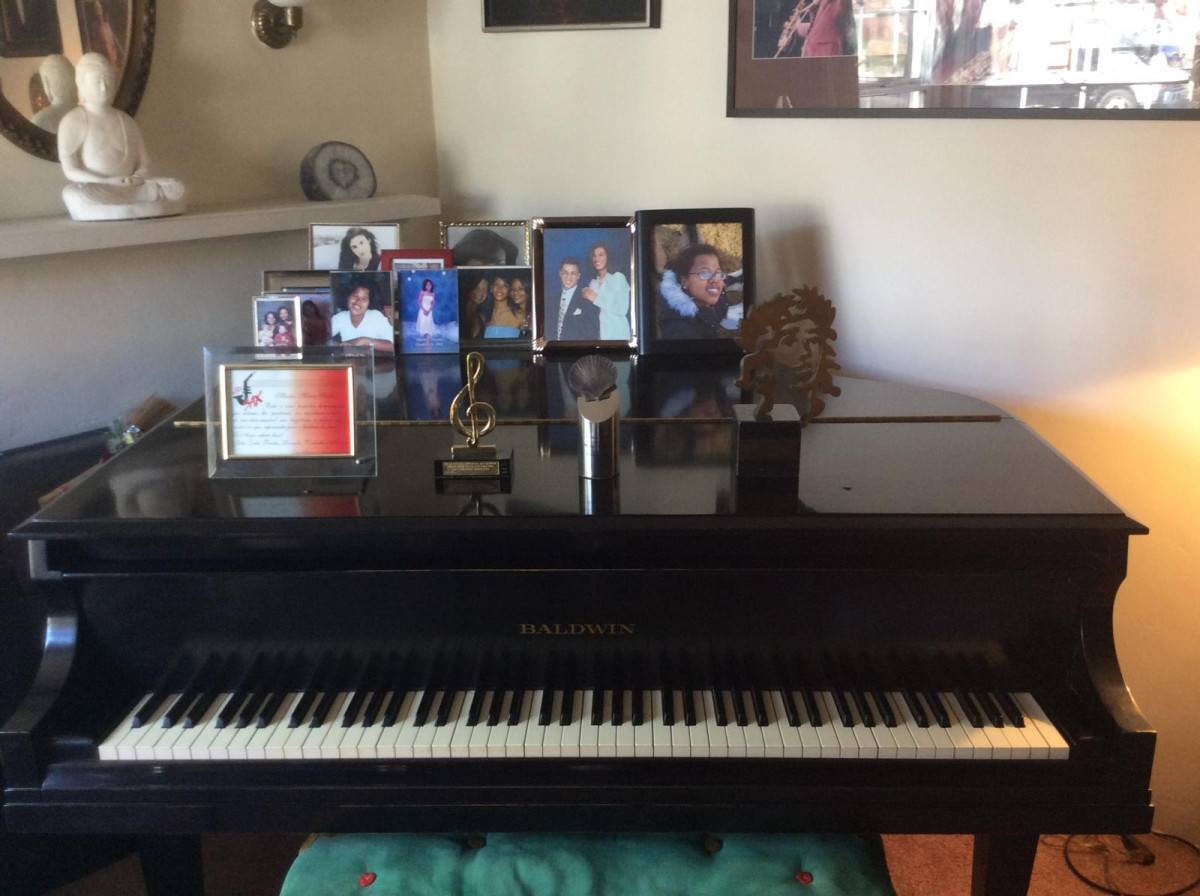 Moe ainda vive na casa dos pais em Pasadena, onde preserva acervo deixado pelo maestro (Cortesia/Moacir Santos Jr.)
