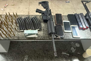 A&ccedil;&atilde;o da PM apreendeu um fuzil, uma submetralhadora e muni&ccedil;&otilde;es de diversos calibres 