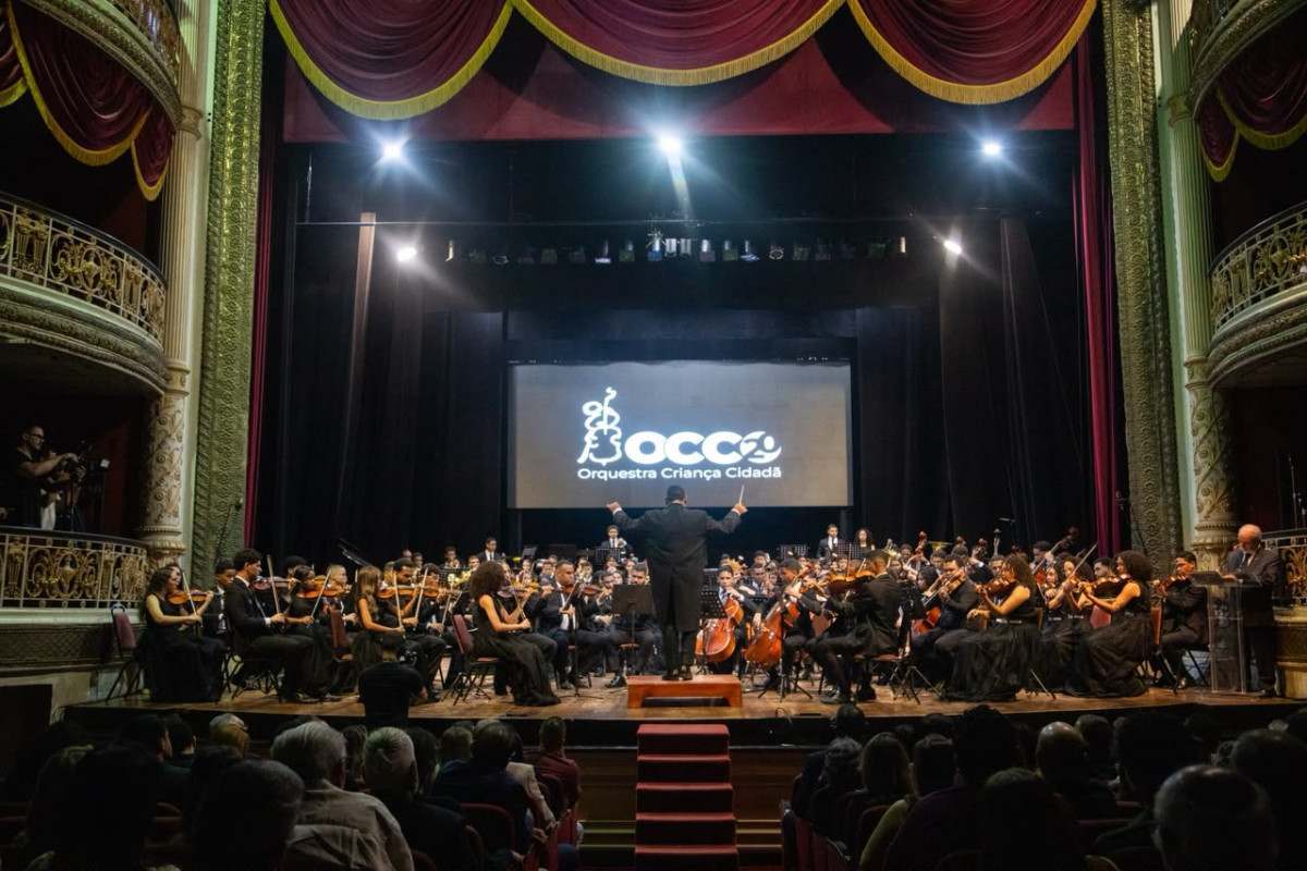 Orquestra Criança Cidadã em apresentação no Santa Isabel, nesta sexta (24)/Karol Rodrigues/DP Foto