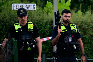 Policiais alem&atilde;es com armas nas m&atilde;os