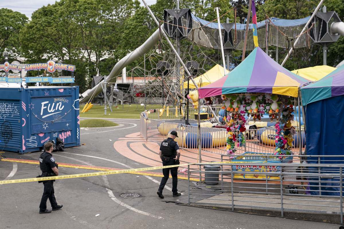 Policiais fazem patrulha no local de um tiroteio em massa no festival gastronômico Bite of Seattle/DAVID RYDER/GETTY IMAGES NORTH AMERICA/GETTY IMAGES VIA AFP
