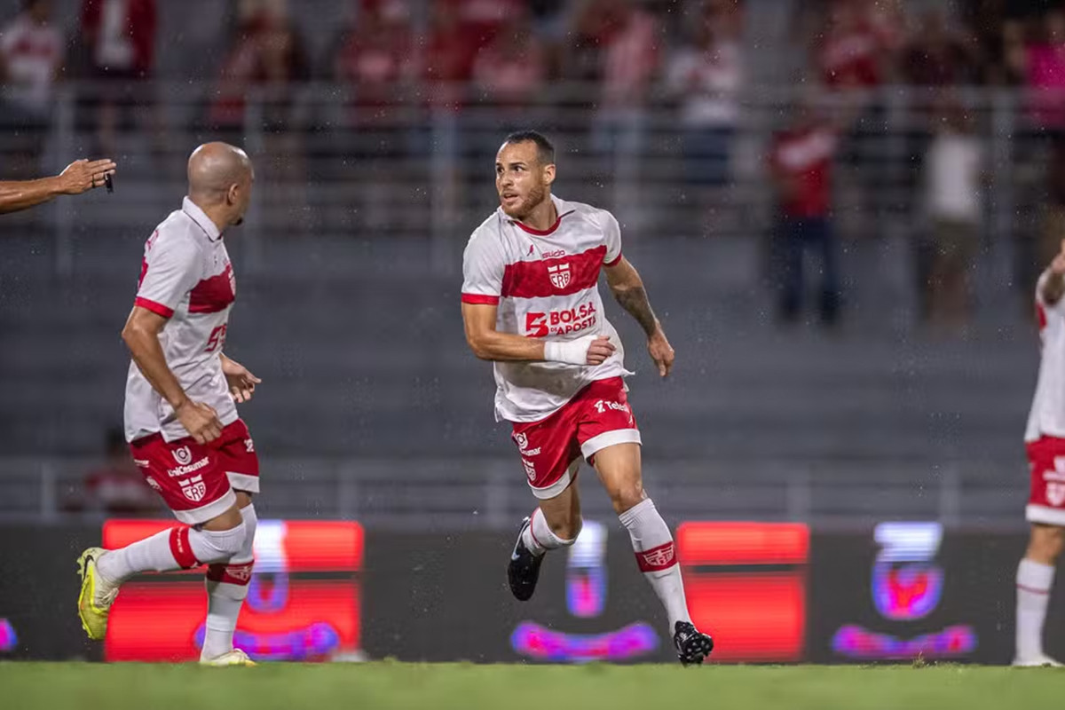 Pedro Castro comemorando gol do CRB/FRANCISCO CEDRIM/CRB