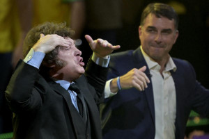 Presidente da Argentina, Javier Milei (&agrave; esquerda), ao lado do pr&eacute;-candidato presidencial brasileiro de direita Fl&aacute;vio Bolsonaro