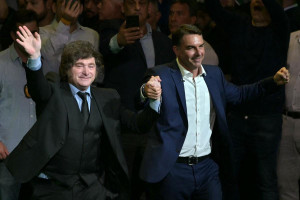 Presidente da Argentina, Javier Milei (&agrave; esquerda), ao lado do pr&eacute;-candidato presidencial brasileiro de direita Fl&aacute;vio Bolsonaro