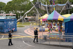Policiais fazem patrulha no local de um tiroteio em massa no festival gastron&ocirc;mico Bite of Seattle