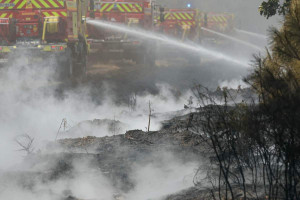 Bombeiros realizam opera&ccedil;&otilde;es de rescaldo, extinguindo focos de calor remanescentes e &aacute;reas em brasa, em uma floresta pr&oacute;xima a Bordeaux 