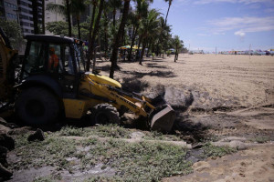 Retroescavadeira da Prefeitura retira o ac&uacute;mulo de res&iacute;duos da rede de drenagem