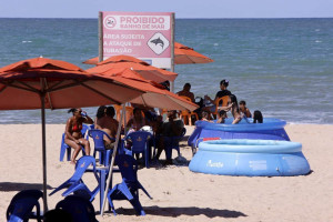 Banhistas da Praia de Piedade preferem ficar na areia