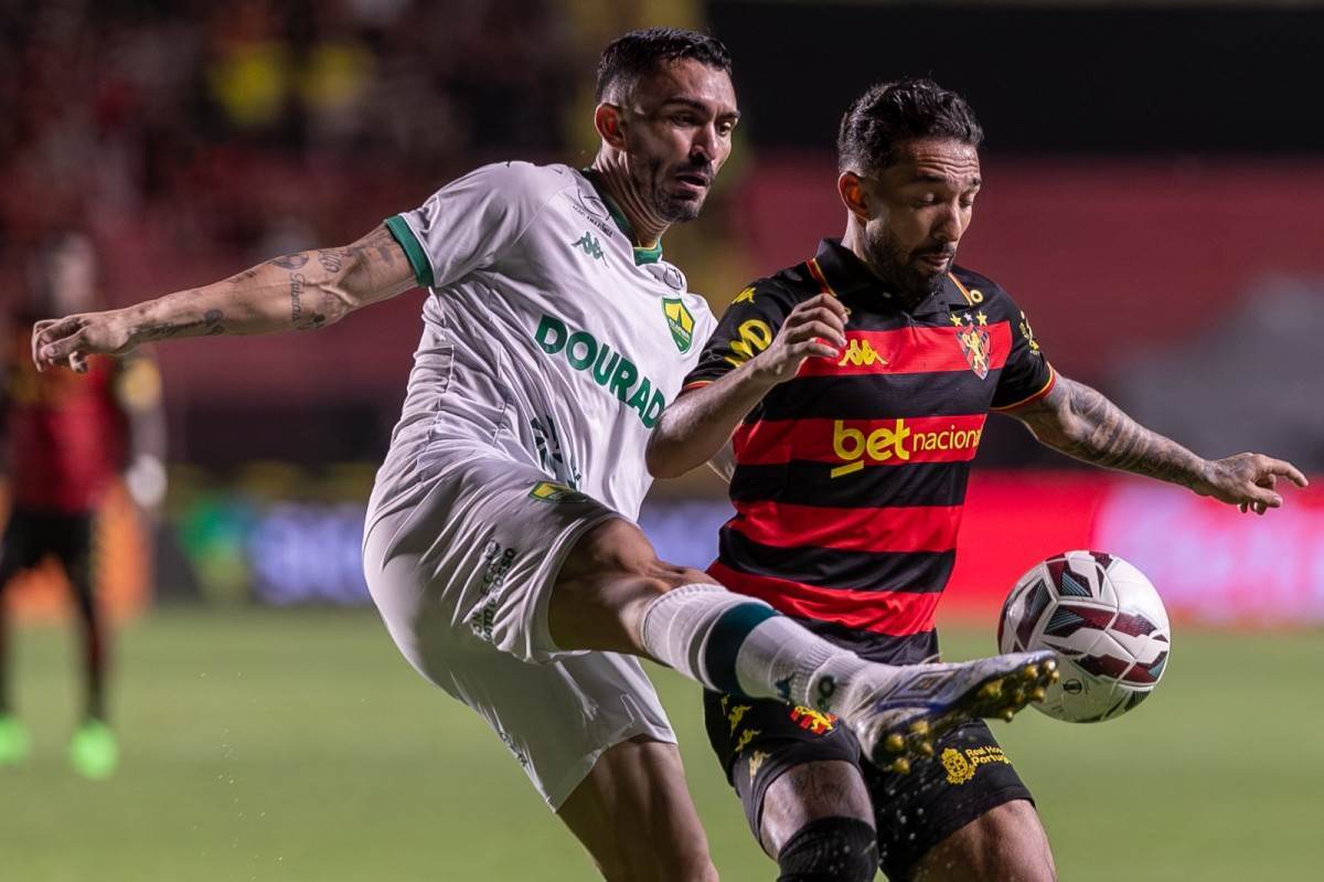 Raul, volante do Cuiabá, e Clayson, atacante do Sport, em disputa de bola no jogo da 20ª rodada da Série B/Rafael Vieira/DP Foto