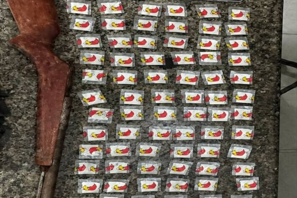 Uma espingarda artesanal e 92 papelotes de cocaína foram apreendidos /Divulgação/PMPE