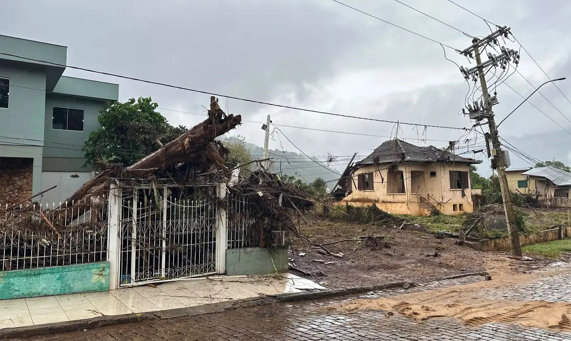 Em algumas localidades, os acumulados de chuva poderão ultrapassar 100 milímetros em apenas 12 horas e superar os 200 milímetros em 48 horas/@ANDRECONCEICAOZ_ / @COLLI.AGENCIACRIATIVA