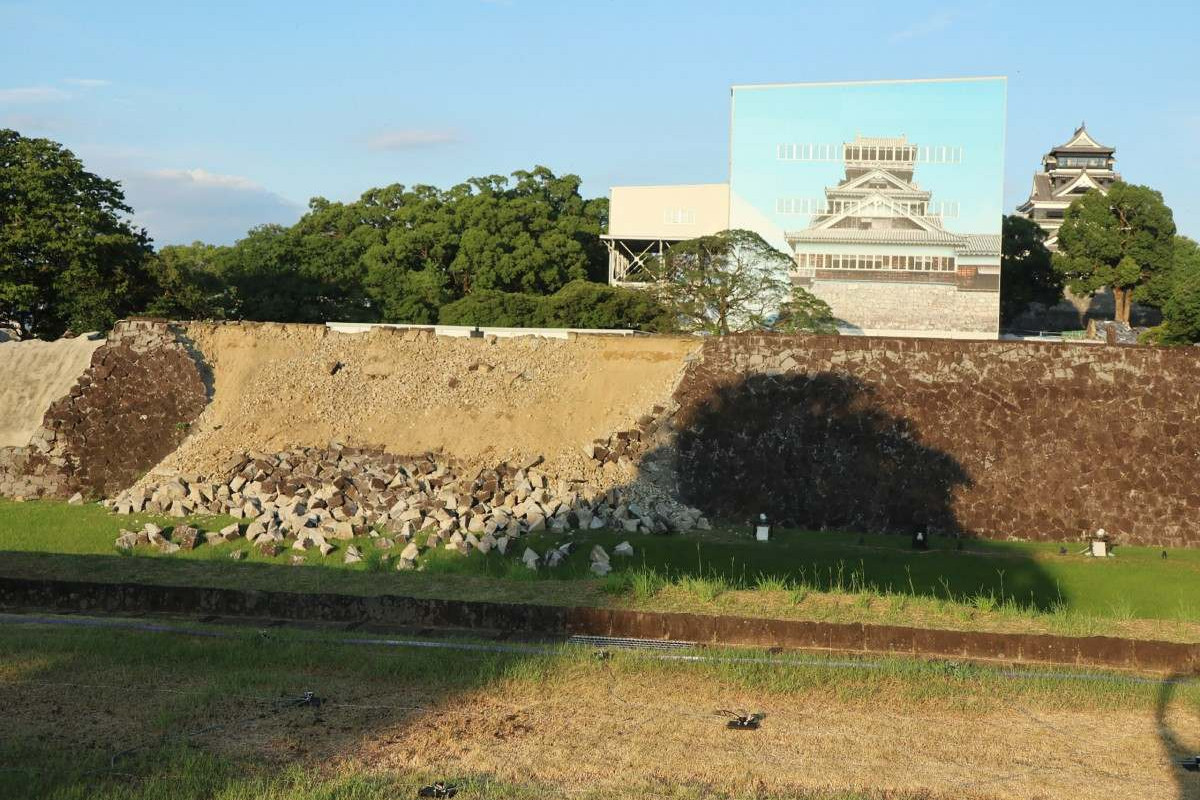 Parte da muralha do Castelo de Kumamoto desabou após o terremoto, na cidade de Kumamoto/Jiji Press/AFP