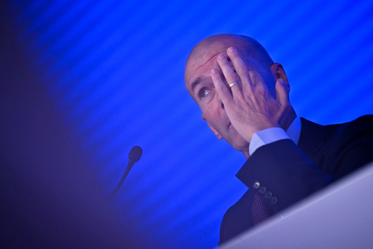 Zidane se emociona na apresentação desta terça (28)/AFP